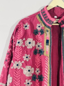 เสื้อแจ็คเก็ตกำมะหยี่สีชมพูร้อนลายดอกไม้แบบซูซานี – เสื้อโค้ทปักลายโบโฮทำมือ เสื้อคลุมงานเทศกาลสำหรับทุกเพศ - Product Image 3