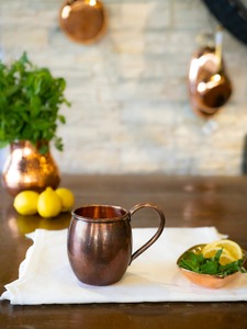 Mug Moscow Mule en cuivre pur artisanal, vaisselle de bar authentique, tasse à boire en cuivre massif de qualité supérieure, finition martelée, cocktail - Product Image 3