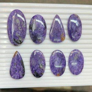พลอยชารอยต์สีม่วงธรรมชาติทรงคาโบชอง รูปทรงผสมผสาน - Product Image 4