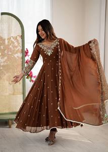 Costume Anarkali traditionnel marron pour femmes avec dupatta brodé, coupe ample, longueur au sol, polyester, style Inde Pakistan - Product Image 3