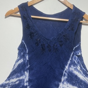 เสื้อทูนิคสไตล์โบฮีเมียนสีครามแบบย้อมสีแบบไทได สำหรับผู้หญิง คอทรงโอ แขนกุด คลาสสิก |   ชุดเดรสลำลองทรงหลวมสำหรับฤดูร้อน - Product Image 2