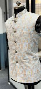 เสื้อโค้ทผู้ชายลายแจ็คการ์ดและปักเลื่อมจากผู้ส่งออกอินเดีย เสื้อโค้ทดีไซน์เนอร์สำหรับโอกาสพิเศษและงานต่างๆ มีจำหน่ายในราคาดี - Product Image 3