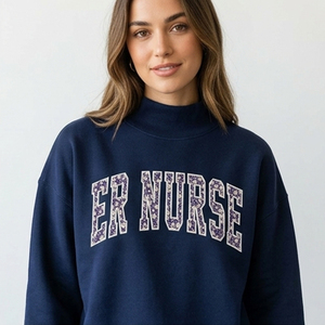 เสื้อสเวตเชิ้ตคอเต่าพิมพ์ลายตัวอักษรสำหรับพยาบาล ER ทรงโอเวอร์ไซส์ สไตล์ลำลองสำหรับผู้หญิง เสื้อสเวตเชิ้ตคอกลมทรงโอเวอร์ไซส์ ลายกราฟิกตัวอักษรแบบ Varsity แขนยาว - Product Image 3
