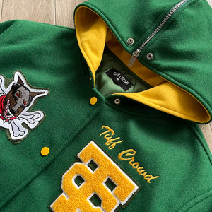 แจ็คเก็ตวาร์ซิตี้ผู้ชายแบบมีฮู้ด กันน้ำ กันลม ระบายอากาศได้ดี เป็นมิตรกับสิ่งแวดล้อม สำหรับฤดูหนาว สไตล์ลำลองแนวสตรีท รับผลิตแบบ OEM พร้อมโลโก้และสีตามสั่ง - Product Image 3