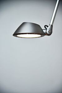 Lámpara de escritorio LED, brazo oscilante, iluminación redonda, 5 niveles de brillo - Product Image 3