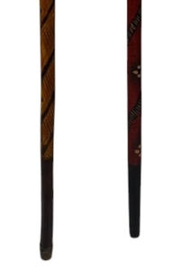 Bastón de Madera Tradicional con Mango Rojo y Patrón Decorativo, Bastón Duradero para Uso Doméstico - Product Image 1
