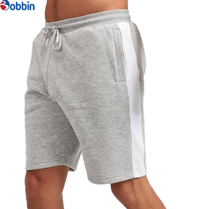 Nueva llegada: Pantalones cortos deportivos de hombre con logo personalizado en la parte delantera, de alta calidad, con franjas laterales, estilo casual, 3/4 de longitud, transpirables y de secado rápido. - Product Image 4