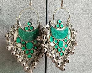 Boucles d'oreilles en argent afghan d'inspiration antique avec motifs de médaillons en forme de soleil, accents perlés de haute qualité et éléments tribaux traditionnels - Product Image 2