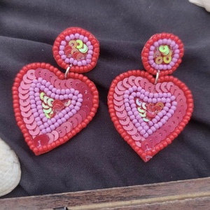 Pendientes de botón con diseño de loro, con cuentas florales y adornos artesanales de la marca BaubleBar. - Product Image 6