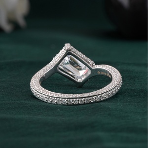 Anillo de Compromiso Solitario con Diamante Cultivado en Laboratorio, Corte Esmeralda de 1.97 CT, Claridad VS1, Oro Amarillo de 14K, Certificado por IGI para Bodas - Product Image 4
