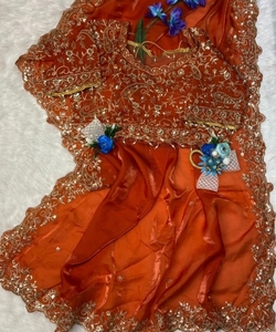 Sari de satén de Bollywood con bordado KV, adornos y estampado floral (naranja) - Product Image 2