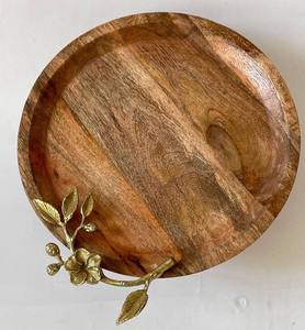 Ce support à gâteau rond en bois présente une branche dorée ornée de fleurs, créant une pièce d'appoint magnifique pour la décoration de la maison. - Product Image 3