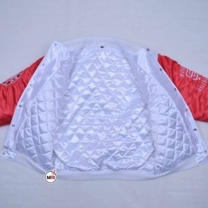 เสื้อแจ็คเก็ตวาร์ซิตี้สีขาวสำหรับผู้ชาย ปักลายตัวอักษร แขนเสื้อสีแดง สไตล์ลำลอง ระบายอากาศได้ดี ทันสมัย ปกเสื้อพับได้ ผลิตจากวัสดุโพลีเอสเตอร์ - Product Image 6
