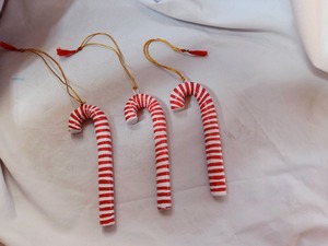 Adorno Navideño de Bastón de Caramelo Hecho a Mano en Papel Maché, Decoración Colgante de Bastón de Caramelo Rojo y Blanco Pintado a Mano - Product Image 5
