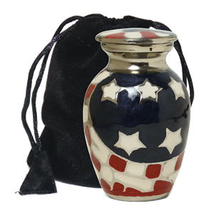 Petites urnes commémoratives en laiton avec drapeau américain en relief, lot de 1 |   Contenants commémoratifs en métal pour cendres funéraires humaines - Product Image 1