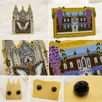 Maßgefertigter vergoldeter Gothic-Architektur-Emaille-Pin, Kathedrale und Herrenhaus Blumen-Metallabzeichen, Vintage-Souvenir-Brosche, OEM-Großhandel