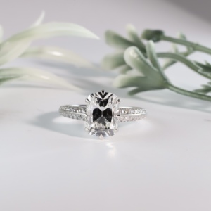 Anillo de boda clásico de lujo en oro blanco con diamantes cultivados en laboratorio de corte cojín, con doble engaste y múltiples filas de pavé brillante para mujer. - Product Image 1