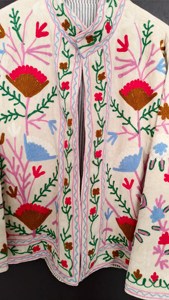 Veste matelassée écologique respirante brodée de fleurs faite à la main pour femmes, manteau d'hiver en velours ivoire, style traditionnel Rajasthani Boho - Product Image 2