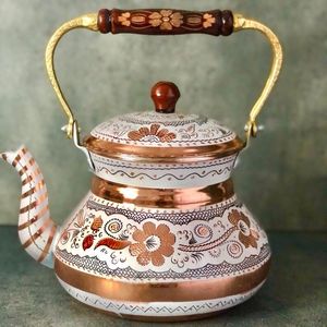กาน้ำชาทองเหลืองทำมือสไตล์วินเทจสำหรับเสิร์ฟชาและกาแฟ เหมาะสำหรับโรงแรม ร้านอาหาร ครัว และตกแต่งบ้าน ส่งออกจากอินเดีย - Product Image 1
