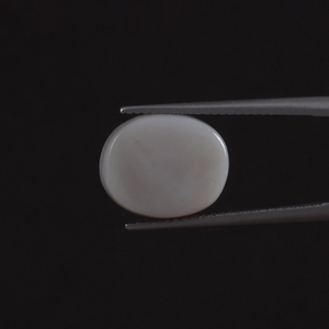 โอปอลธรรมชาติสีขาวคุณภาพดี รับรองโดย IGI น้ำหนัก 6.21 กะรัต รูปทรงวงรี ขนาด 13.5x11 มม. ตัดด้วยมือ ขัดเคลือบแว็กซ์/น้ำมัน สีอ่อน - Product Image 3