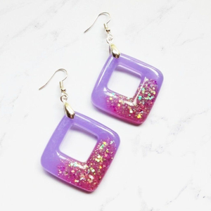 Fabricant en gros de bijoux en résine : Boucles d'oreilles pendantes en résine pour femmes, collection 2026, avec de nouveaux designs – Accessoires de mode très tendance - Product Image 4