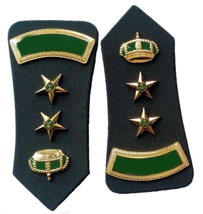 Épaulettes d'uniforme personnalisées en polyester, base rouge, avec corde tressée argentée et noire - Product Image 5