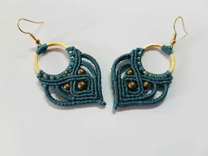 Boucles d'oreilles en macramé bleu faites à la main avec accents dorés pour la vente en gros de bijoux - Product Image 1
