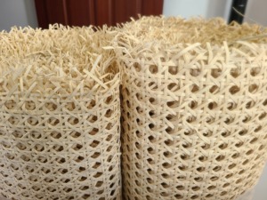 Malla de ratán natural de color marrón, tejido abierto, producida con tiras de ratán para reparación de asientos, paneles de muebles y decoración, Vietnam. - Product Image 1