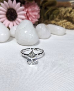 Bague de fiançailles solitaire en diamant de laboratoire taille poire 1,80 ct, or blanc 14 carats massif, cadeau pour elle - Product Image 3