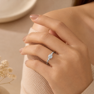Anillo de Compromiso con Banda Trenzada y Diamante Moissanite de Corte Redondo de 1 Quilate en Oro Blanco |   Anillo de Compromiso Minimalista con Solitario para Mujer - Product Image 5