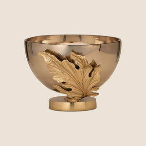 Bol sur piétement de luxe fait main en laiton finition dorée, motif feuille botanique, décoration automne, bol de présentation moderne métallique doré écologique - Product Image 1
