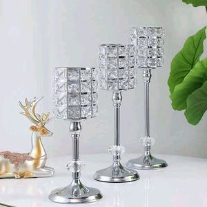 Elegante candelabro de cristal perfecto para crear un ambiente cálido en mesas de comedor y decoración de bodas. - Product Image 2