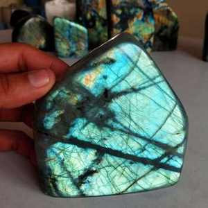 หินลาบราดอไรต์ธรรมชาติทรงอิสระ แสงแฟลชสวยงาม สำหรับตกแต่ง ขายส่งจากโรงงาน - Product Image 1