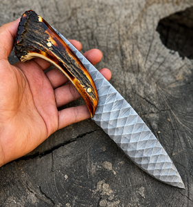 Cuchillo de acero de Damasco forjado a mano con mango de cuerno y funda de cuero, cuchillo para acampar al aire libre - Product Image 3