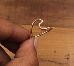 Anillo Unisex Clásico Minimalista de Plata con Diseño de Ola Oceánica, Joyería de Playa, Fabricante Personalizado OEM ODM, Venta al Por Mayor - Product Image 1