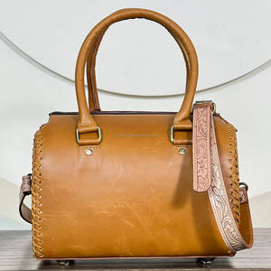 Última Novedad: Bolso de Hombro de Cuero Genuino Grabado a Mano con Diseño Floral Estilo Western, Tipo Satchel/Duffel, Tamaño Mediano, Venta al por Mayor - Product Image 5