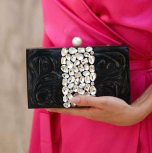 Pochettes en résine faites à la main en Inde pour femmes, sacs à main de haute qualité, élégants et tendance pour les soirées et événements. - Product Image 4