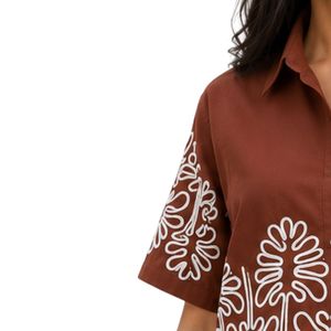 Camisa Corta para Mujer, Color Marrón, con Botones, Bordado Floral Blanco, Manga Corta, Blusa Casual de Verano, Algodón, Diseño de Moda, Personalizable - Product Image 3