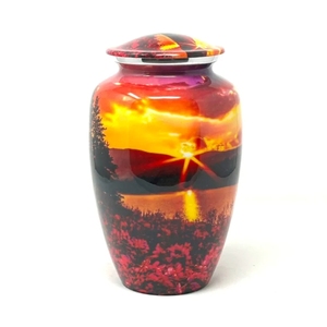 Urne funéraire artisanale en laiton doré, motif Coucher de soleil sur champ de blé, pour cendres humaines, avec illustration de l'horizon campagnard. - Product Image 3
