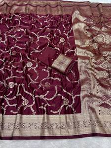 เสื้อคลุมสวมใส่สบายสำหรับทุกวัน ชุดพื้นเมือง ผ้าไหมซาตินบานาราซีเนื้อนุ่มแบบดั้งเดิม พร้อมลายปักดิ้นทองทั่วผืน - Product Image 6