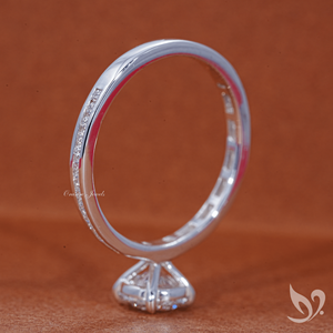 Bague solitaire classique en or blanc 10 carats, sertie d'un diamant de laboratoire rond de 1 carat, certifié IGI, avec un élégant pavé de diamants. - Product Image 4