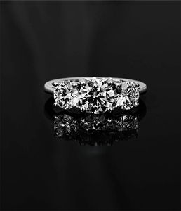 Vente flash - Bague à trois pierres en moissanite argentée avec serti à griffes, design personnalisé, pour fiançailles, anniversaire, célébrations et occasions spéciales - Product Image 1