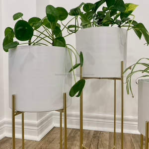 Jarrones de Hierro Grabados Modernos Grandes de Primera Calidad, Decoración del Hogar Blanca, Tamaño y Diseño Personalizables, Hechos a Mano - Product Image 2