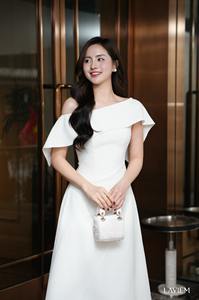 Vestido Esther con hombros descubiertos en corte A en color blanco |   Estilo elegante y femenino |   Diseño con hombros descubiertos |   Moda moderna para mujeres - Product Image 3