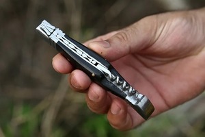 Cuchillo Plegable Artesanal Industrial/DIY de 9 Pulgadas con Hoja de Acero de Damasco y Mango de Cuerno, Cuchilla Recta de Cambio Rápido con Punta Clip para Camping - Product Image 3