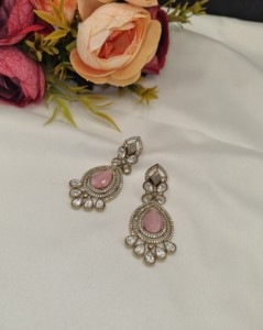 Boucles d'oreilles délicates en forme de goutte d'eau, plaquées or antique de luxe, boucles d'oreilles Kundan, boucles d'oreilles Kundan avec pierres précieuses non taillées, collections de bijoux pour femmes - Product Image 4