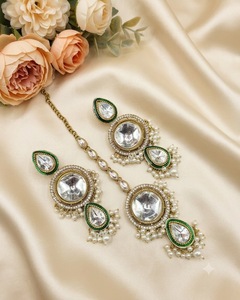 Parure de bijoux de mariée ethnique en gros avec boucles d'oreilles délicates en pierres CZ rondes et ensemble Tika, travail d'émail Meenakari et perles - Product Image 3