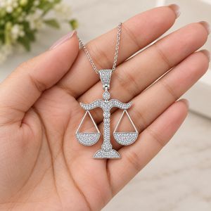 Colgantes y dijes de diamantes cultivados en laboratorio, modernos y personalizados, de plata 925 chapada en oro, con diseño de báscula de la justicia, ideales como regalos de joyería. - Product Image 4
