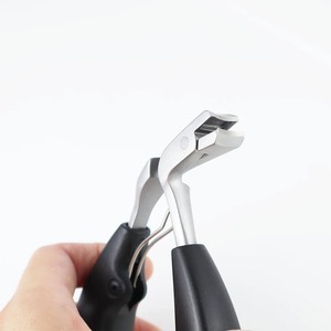 กรรไกรตัดเล็บสแตนเลสแบบโค้งพร้อมที่เก็บป้องกันการกระเด็น สำหรับเล็บเท้าหนาของผู้สูงอายุ ใช้งานได้อย่างมืออาชีพและทนทาน - Product Image 4