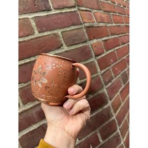 Taza Moscow Mule con Diseño Floral, 100% Cobre, Artesanal, Ecológica, con Aislamiento para Bebidas Frías/Calientes, para Fiestas y Bares - Product Image 1
